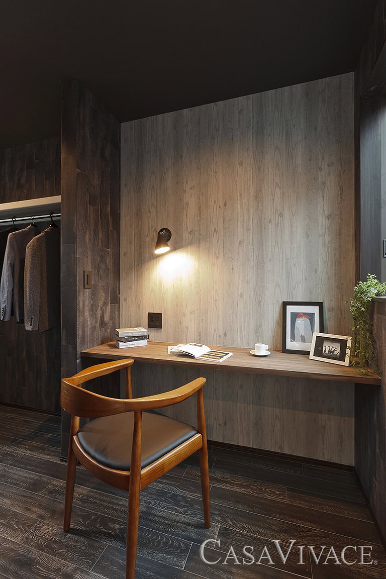 中庭から光が昇る、半平屋の二世帯住宅