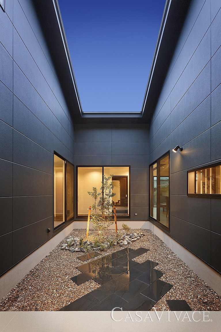 中庭から光が昇る、半平屋の二世帯住宅