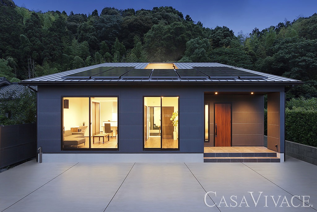 中庭から光が昇る、半平屋の二世帯住宅