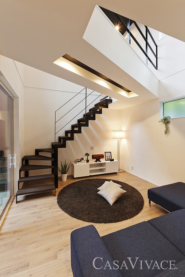 中庭から光が昇る、半平屋の二世帯住宅