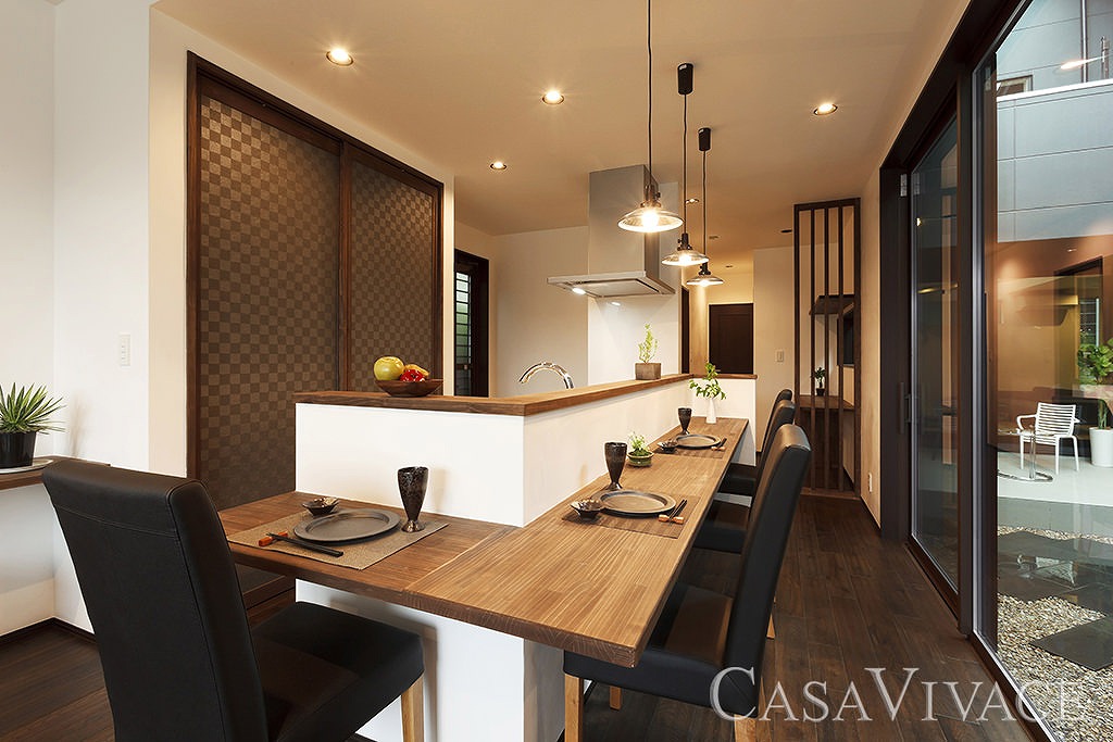 中庭から光が昇る、半平屋の二世帯住宅