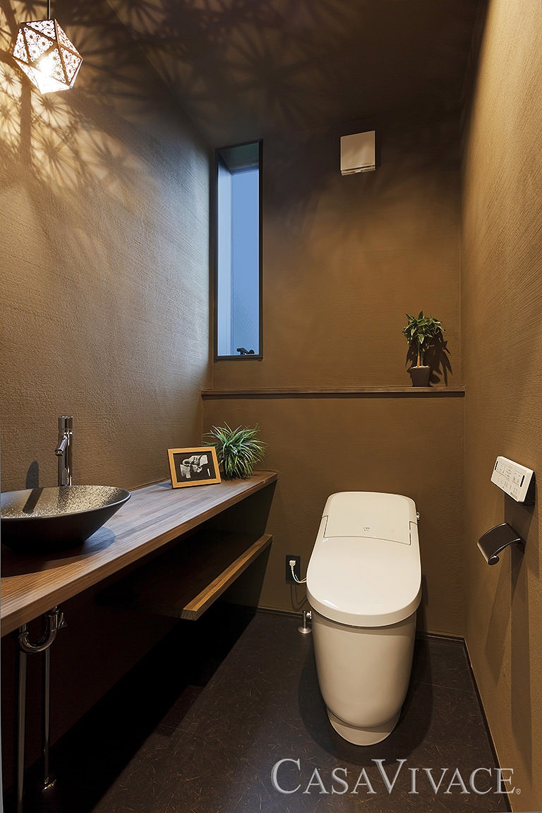 中庭から光が昇る、半平屋の二世帯住宅