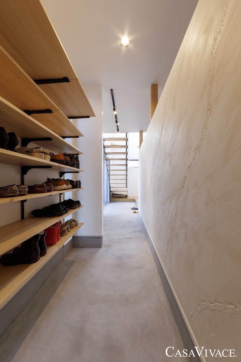 中と外をカジュアルにつなぐ、大胆な土間のある家