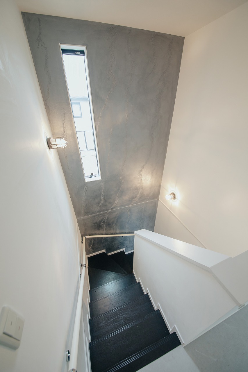 モノトーンコーデにハワイが香るコの字型の家