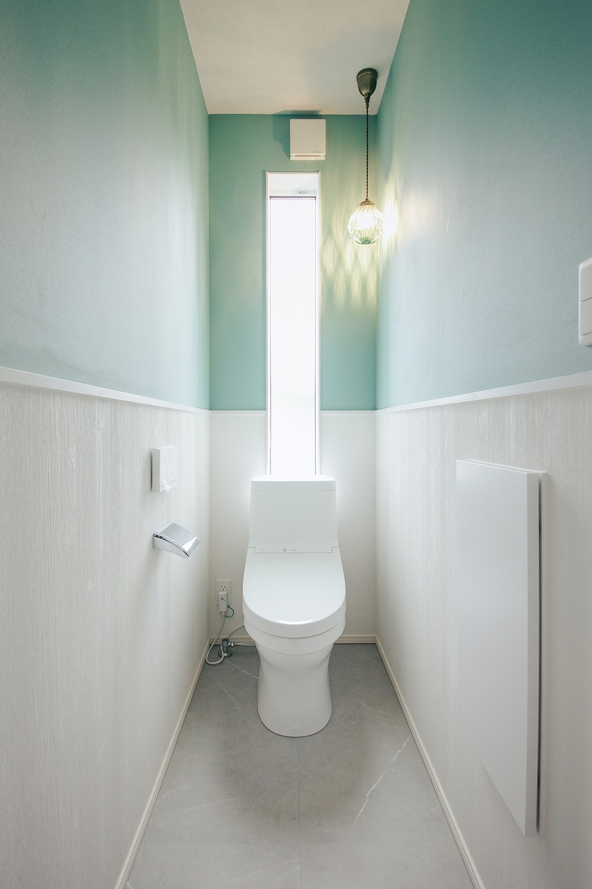 モノトーンコーデにハワイが香るコの字型の家