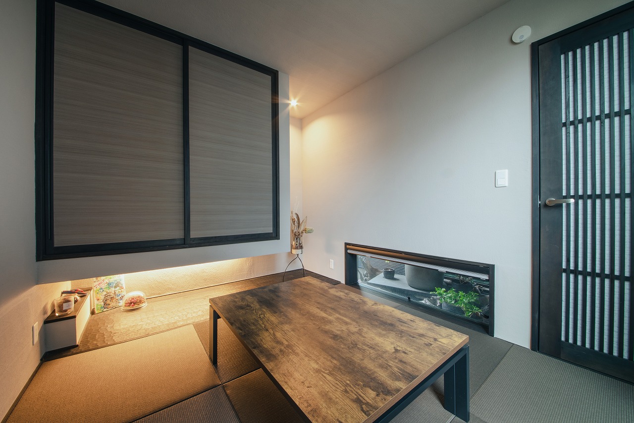 モノトーンコーデにハワイが香るコの字型の家