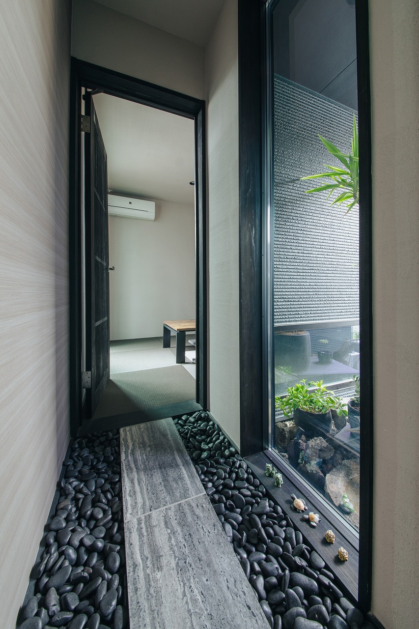 モノトーンコーデにハワイが香るコの字型の家