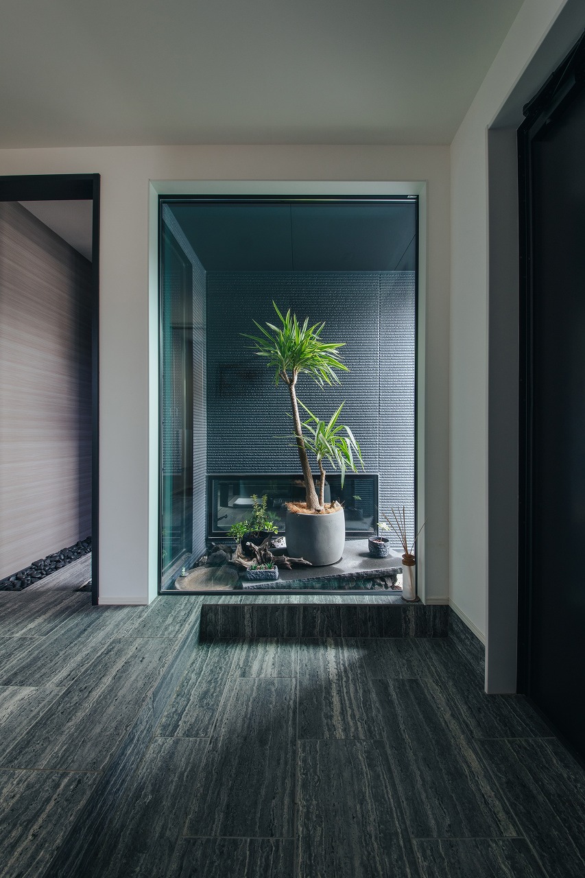 モノトーンコーデにハワイが香るコの字型の家