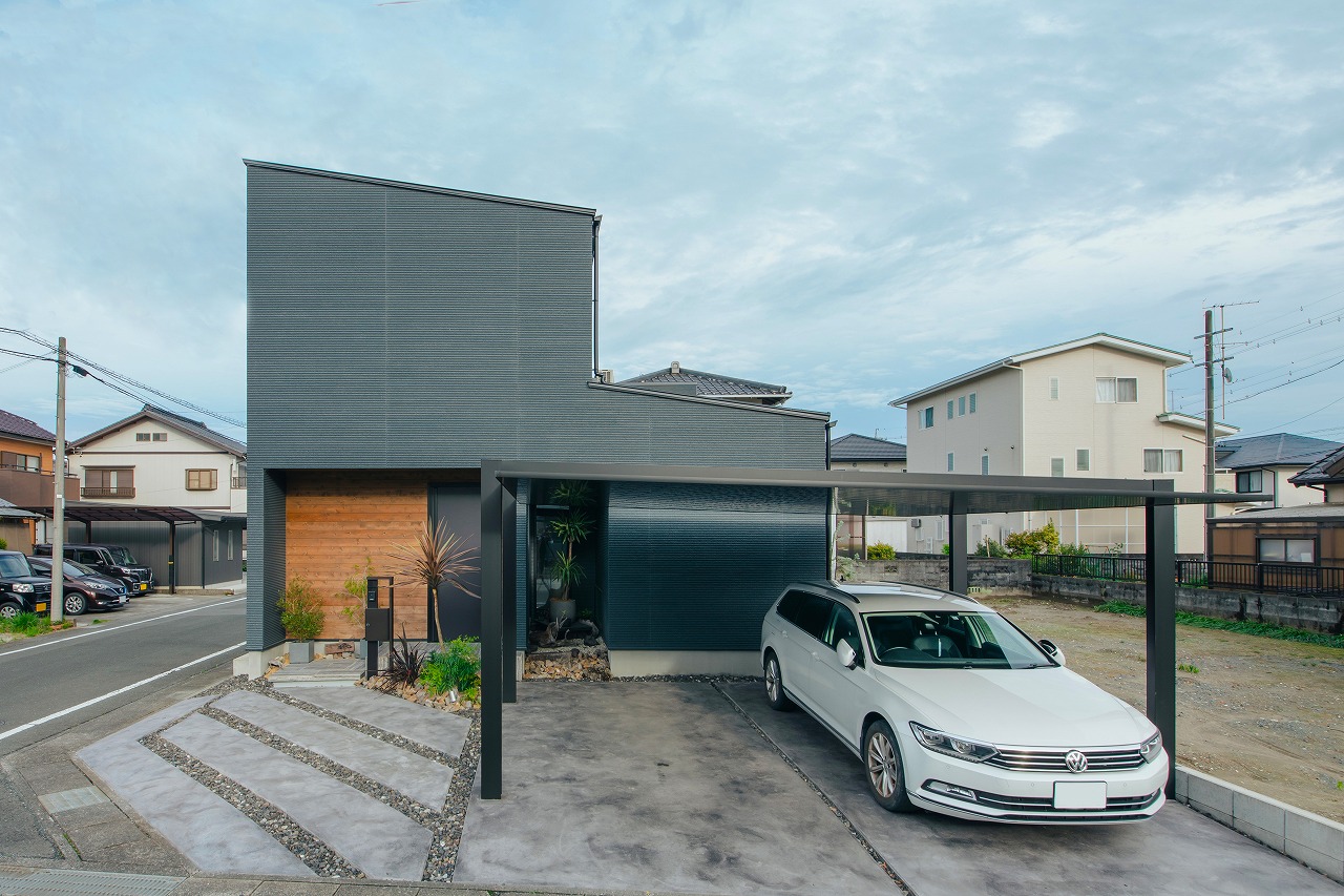 モノトーンコーデにハワイが香るコの字型の家