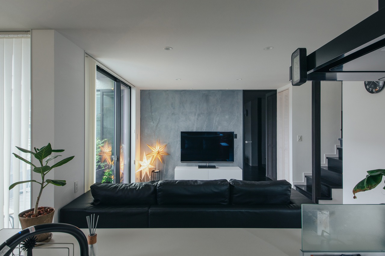 モノトーンコーデにハワイが香るコの字型の家