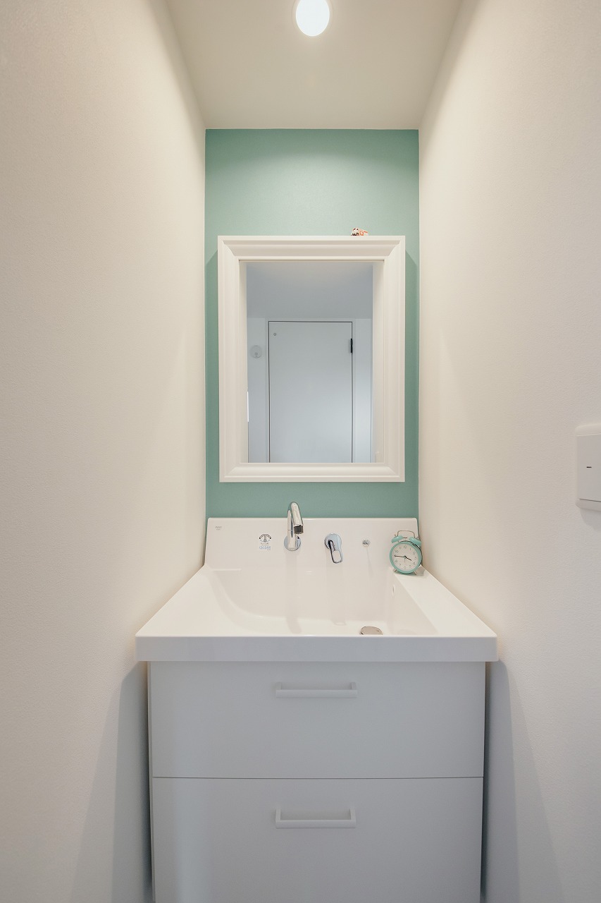 モノトーンコーデにハワイが香るコの字型の家