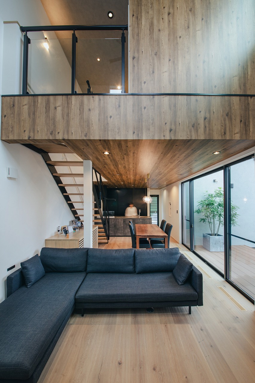 アウトドア好きな夫婦が穏やかに暮らすコの字型の家