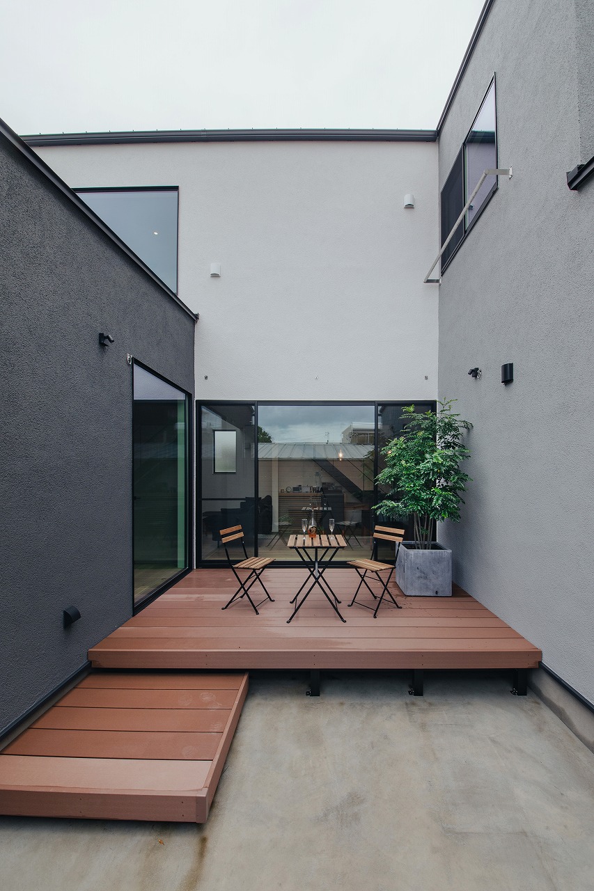 アウトドア好きな夫婦が穏やかに暮らすコの字型の家