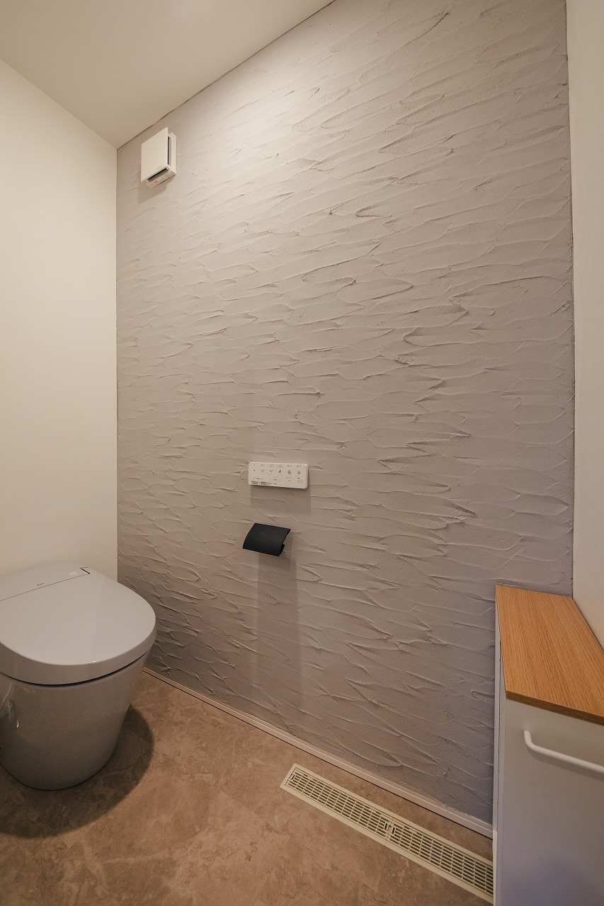 アウトドア好きな夫婦が穏やかに暮らすコの字型の家