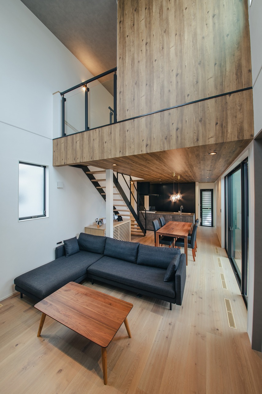 アウトドア好きな夫婦が穏やかに暮らすコの字型の家