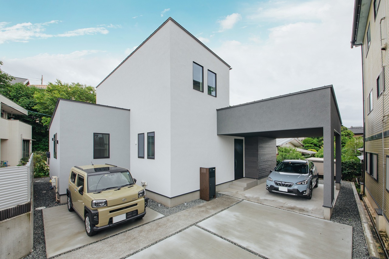 アウトドア好きな夫婦が穏やかに暮らすコの字型の家