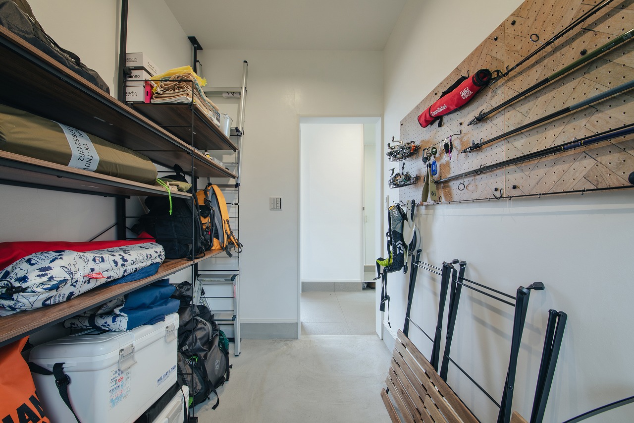 アウトドア好きな夫婦が穏やかに暮らすコの字型の家