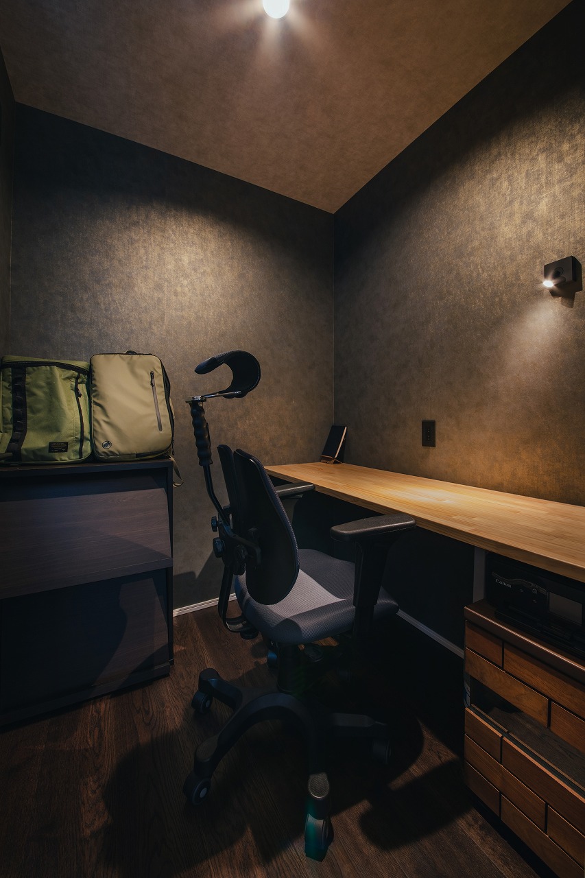 アウトドア好きな夫婦が穏やかに暮らすコの字型の家