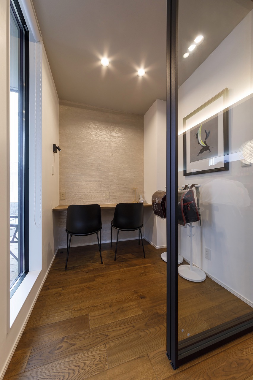 無彩色×木目の空間に美しい灯がともる、宇宙を感じる家