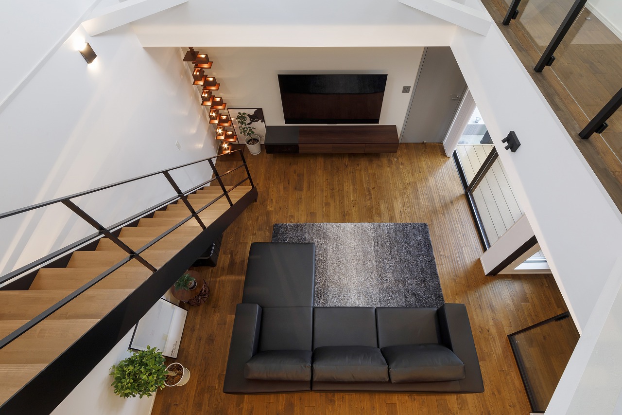 無彩色×木目の空間に美しい灯がともる、宇宙を感じる家