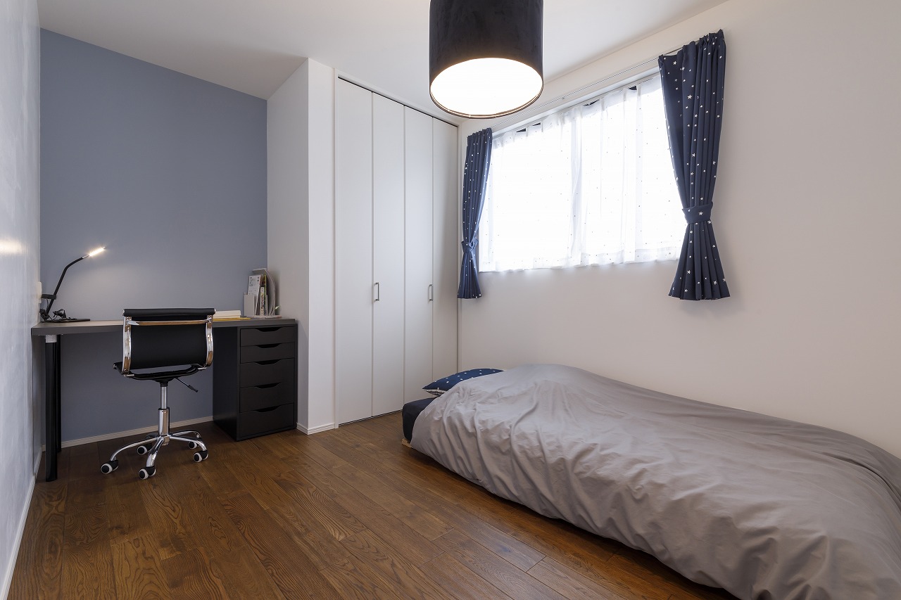 無彩色×木目の空間に美しい灯がともる、宇宙を感じる家