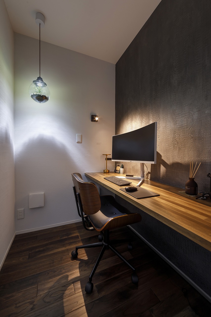 無彩色×木目の空間に美しい灯がともる、宇宙を感じる家