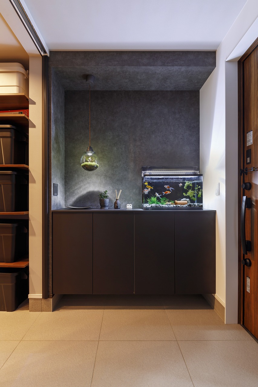 無彩色×木目の空間に美しい灯がともる、宇宙を感じる家