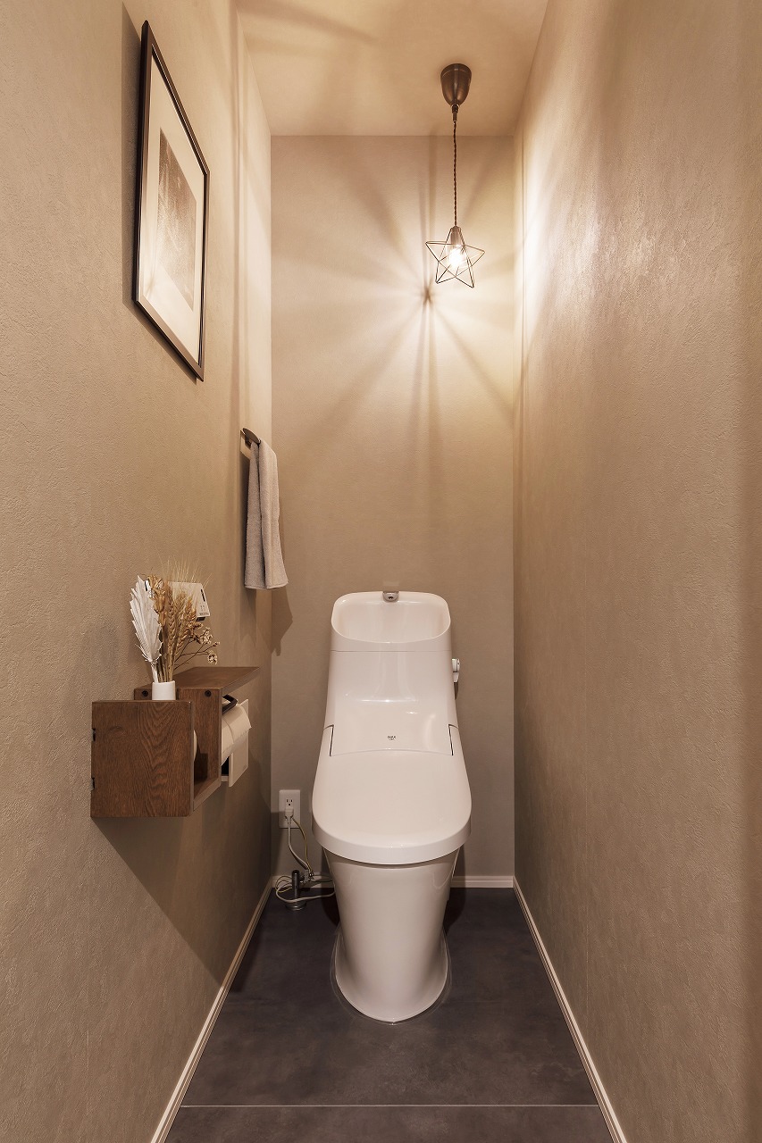 無彩色×木目の空間に美しい灯がともる、宇宙を感じる家