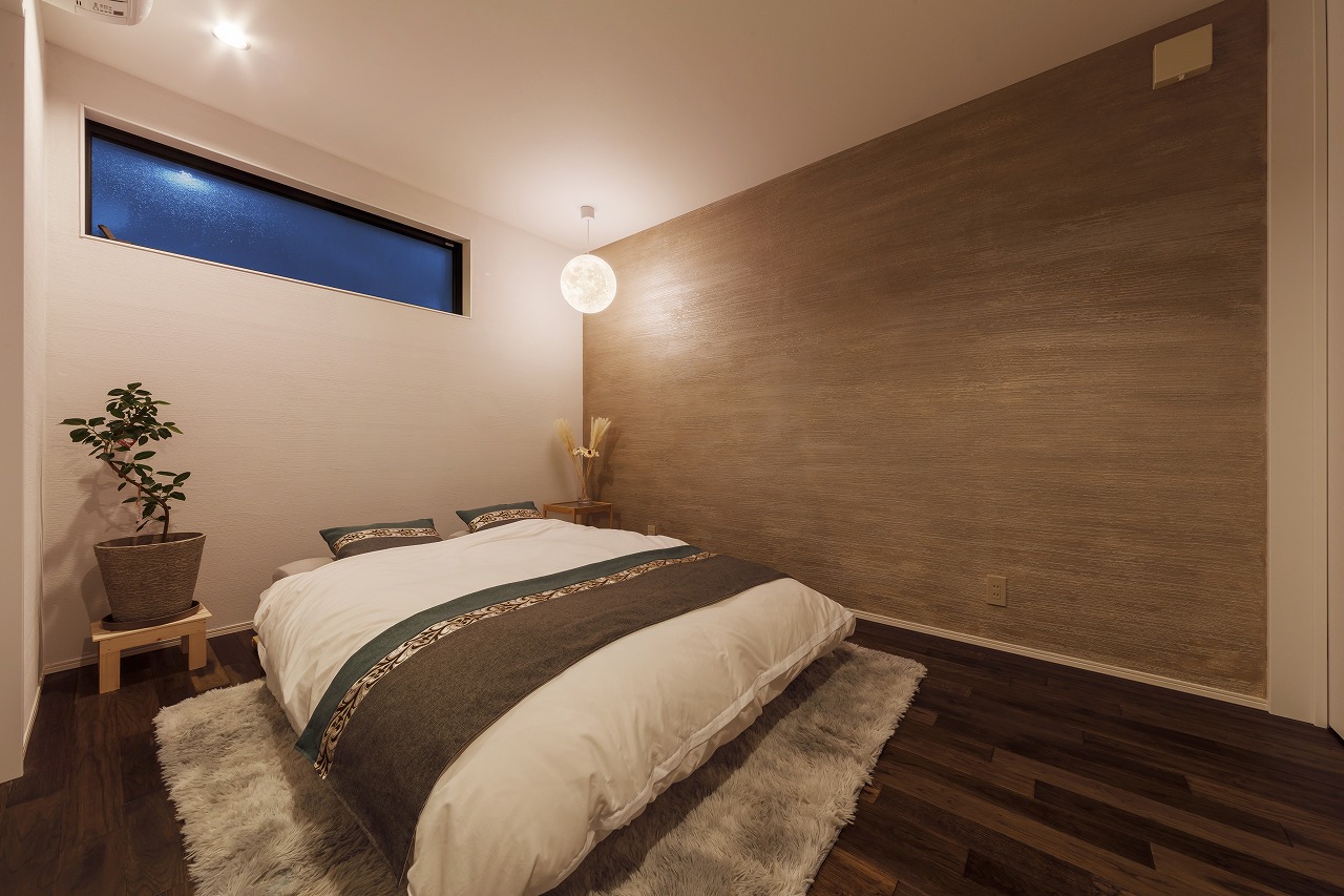 無彩色×木目の空間に美しい灯がともる、宇宙を感じる家