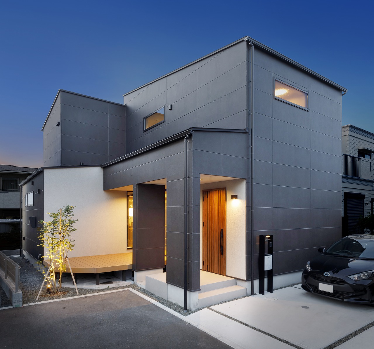 無彩色×木目の空間に美しい灯がともる、宇宙を感じる家