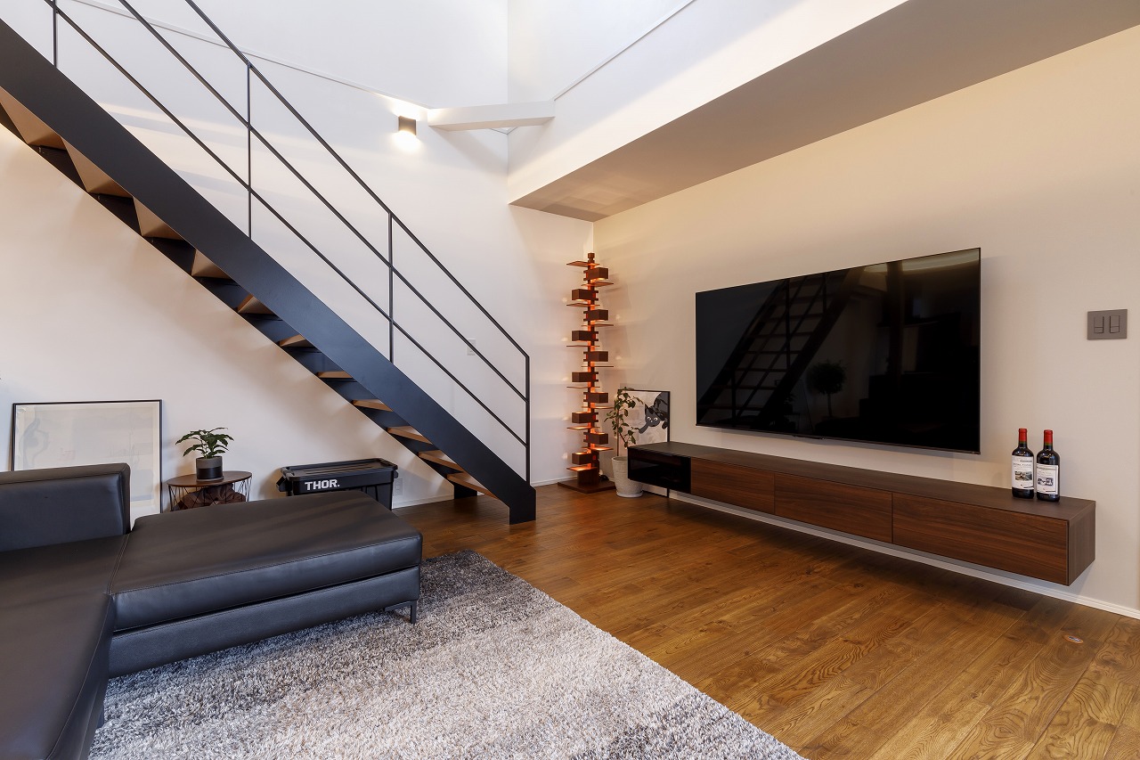 無彩色×木目の空間に美しい灯がともる、宇宙を感じる家