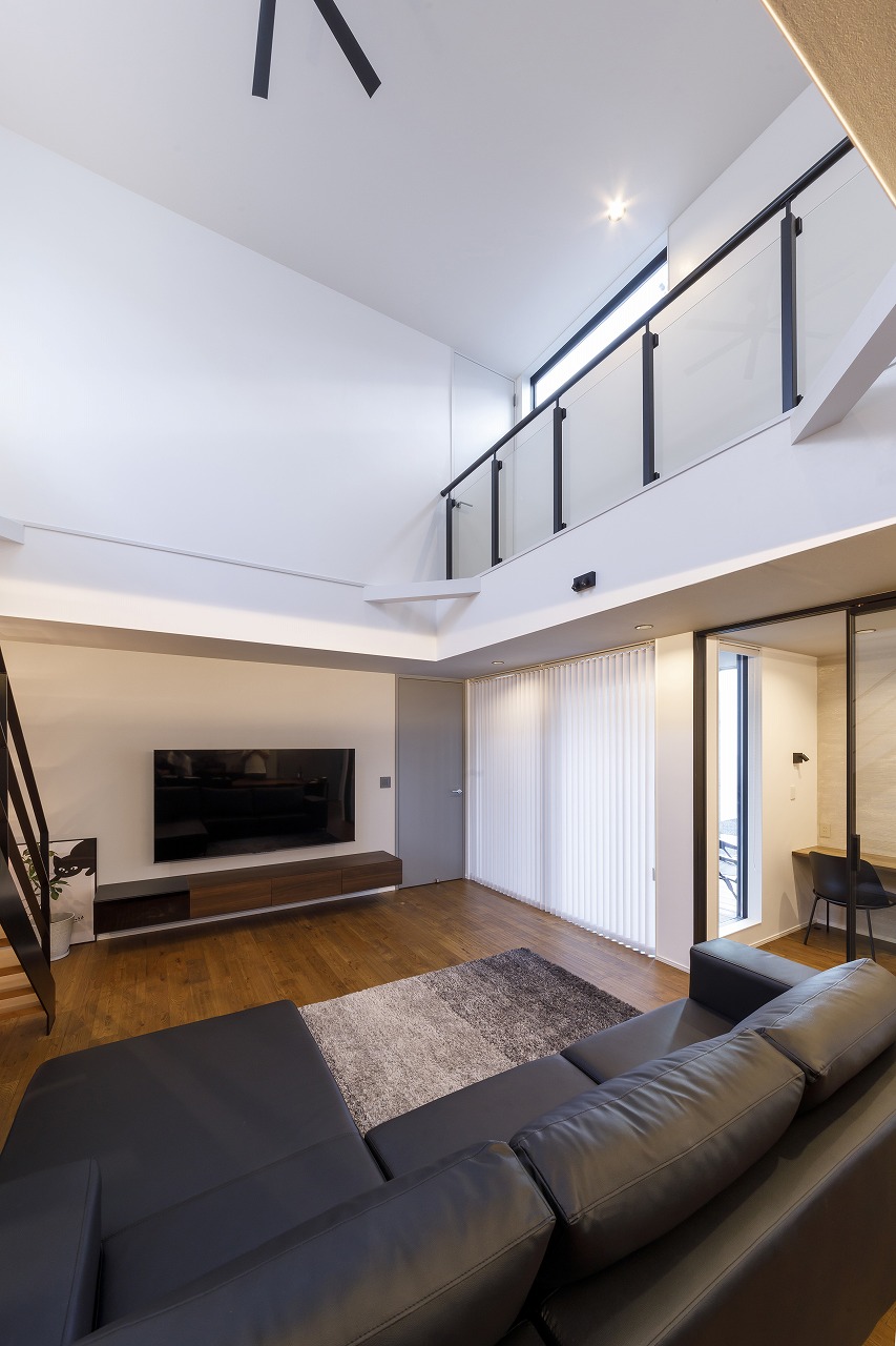 無彩色×木目の空間に美しい灯がともる、宇宙を感じる家