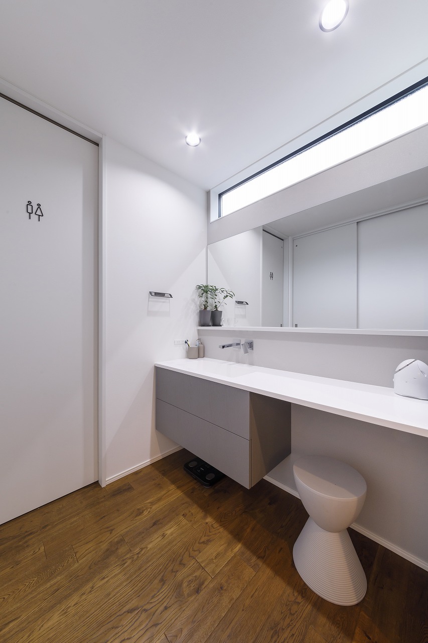 無彩色×木目の空間に美しい灯がともる、宇宙を感じる家