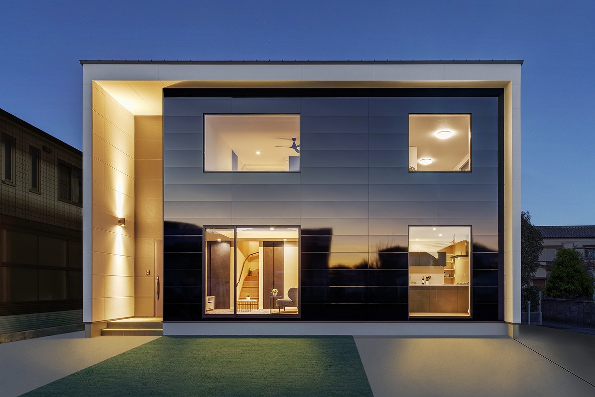 鏡面の外壁が映えるアーバンな住まい