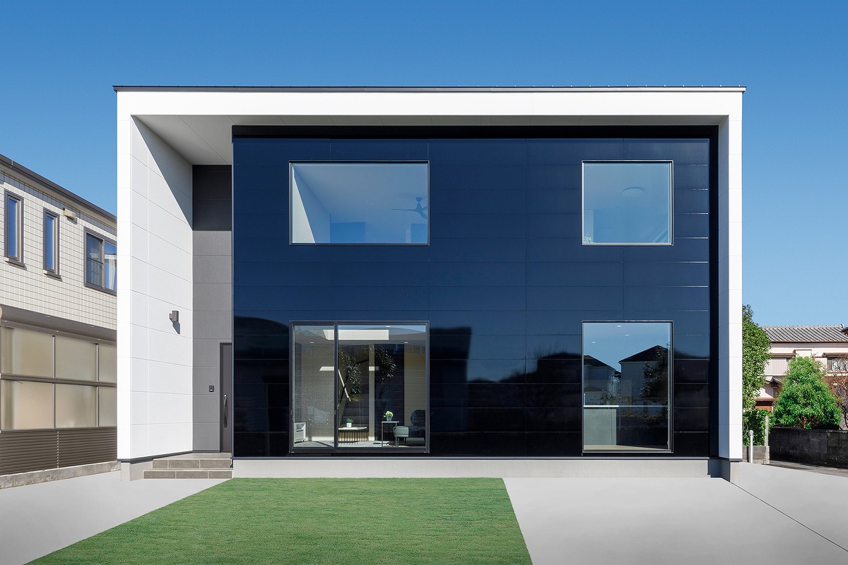 鏡面の外壁が映えるアーバンな住まい