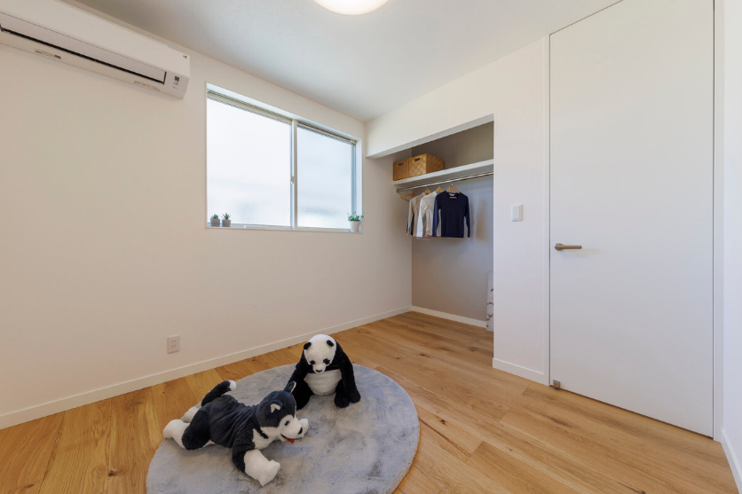 白と木が響き合う、ミラーファサードの平屋