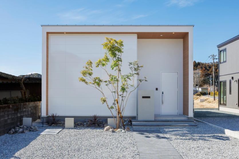 白と木が響き合う、ミラーファサードの平屋