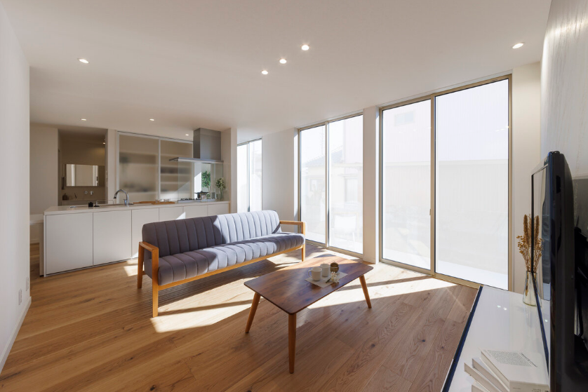 白と木が響き合う、ミラーファサードの平屋