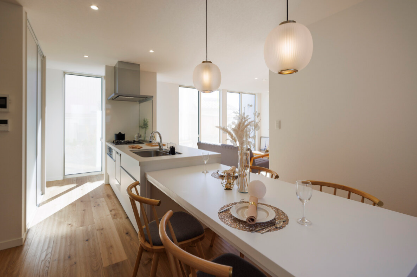 白と木が響き合う、ミラーファサードの平屋