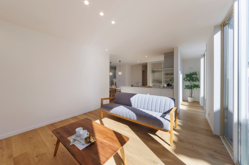 白と木が響き合う、ミラーファサードの平屋