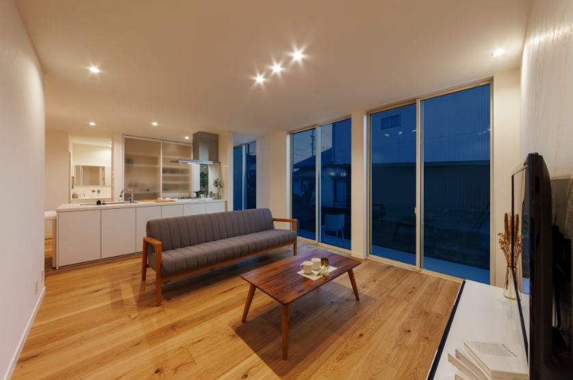 白と木が響き合う、ミラーファサードの平屋