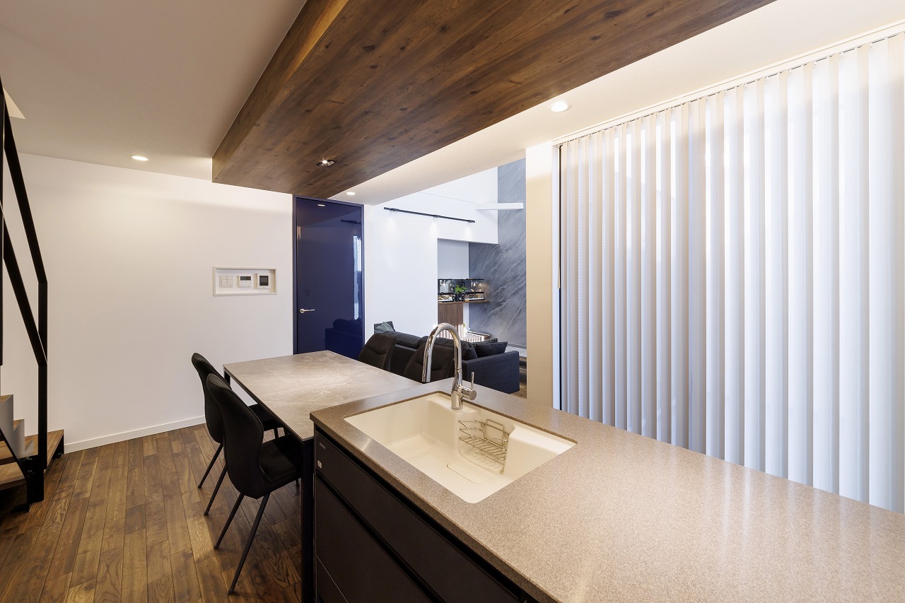 開放感とプライバシーを両立した美術館のような家