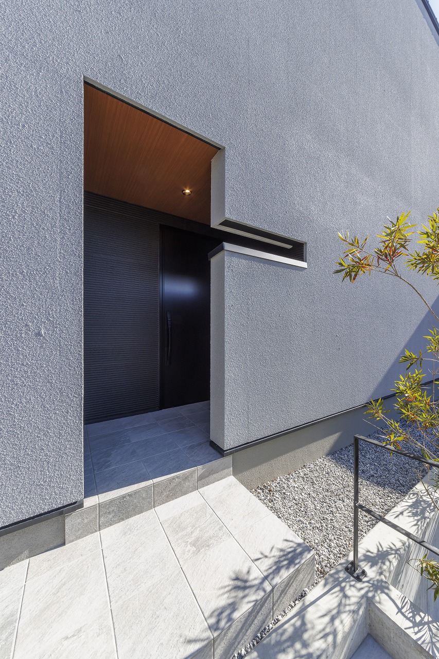 開放感とプライバシーを両立した美術館のような家