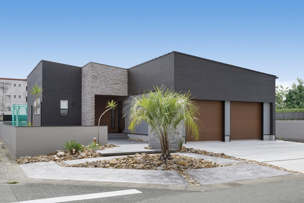 究極のラグジュアリーを追求したガレージ付きの平屋