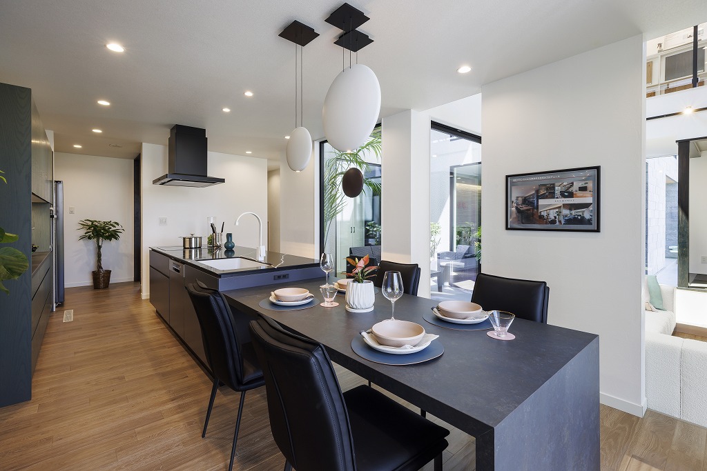 〈性能×デザインの融合美〉群を抜く美しさが佇む、五感を刺激する家