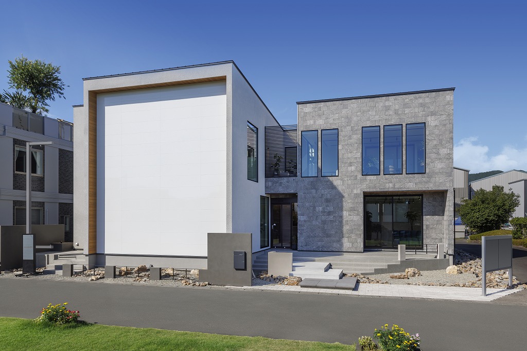 〈性能×デザインの融合美〉群を抜く美しさが佇む、五感を刺激する家