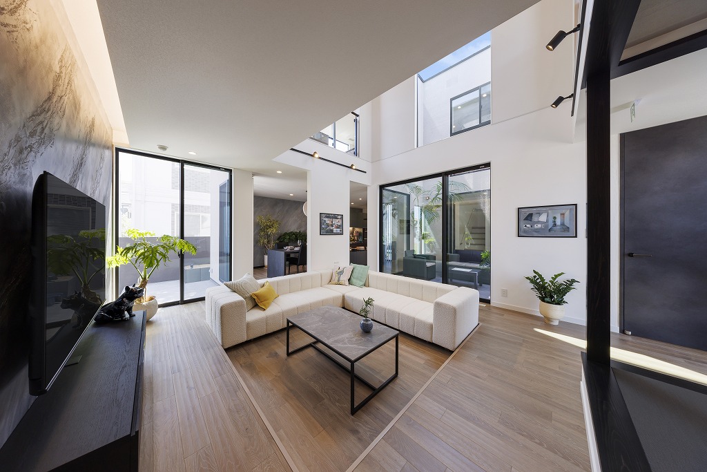 〈性能×デザインの融合美〉群を抜く美しさが佇む、五感を刺激する家